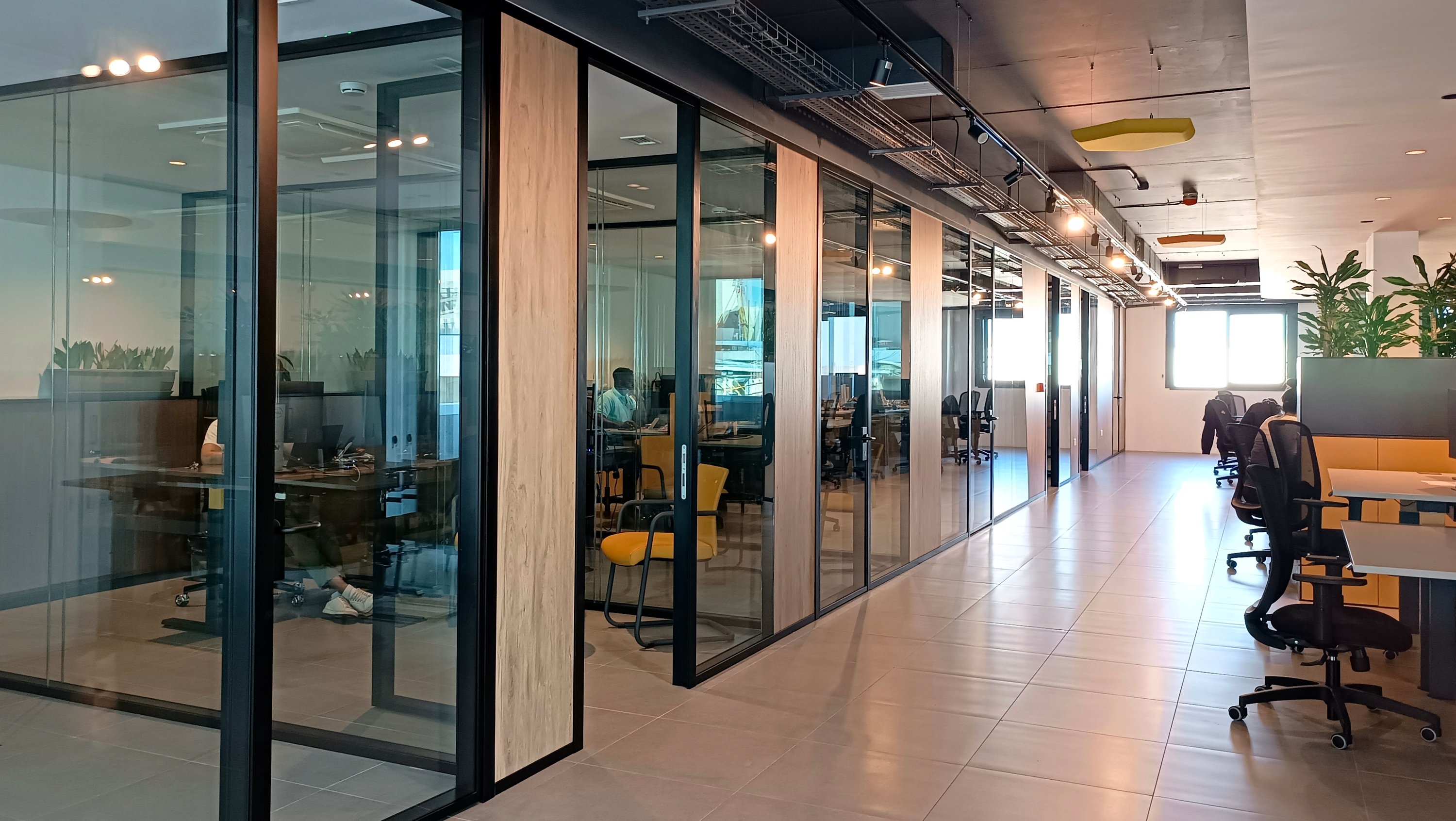 265 square meters of glass/panel partitions installed